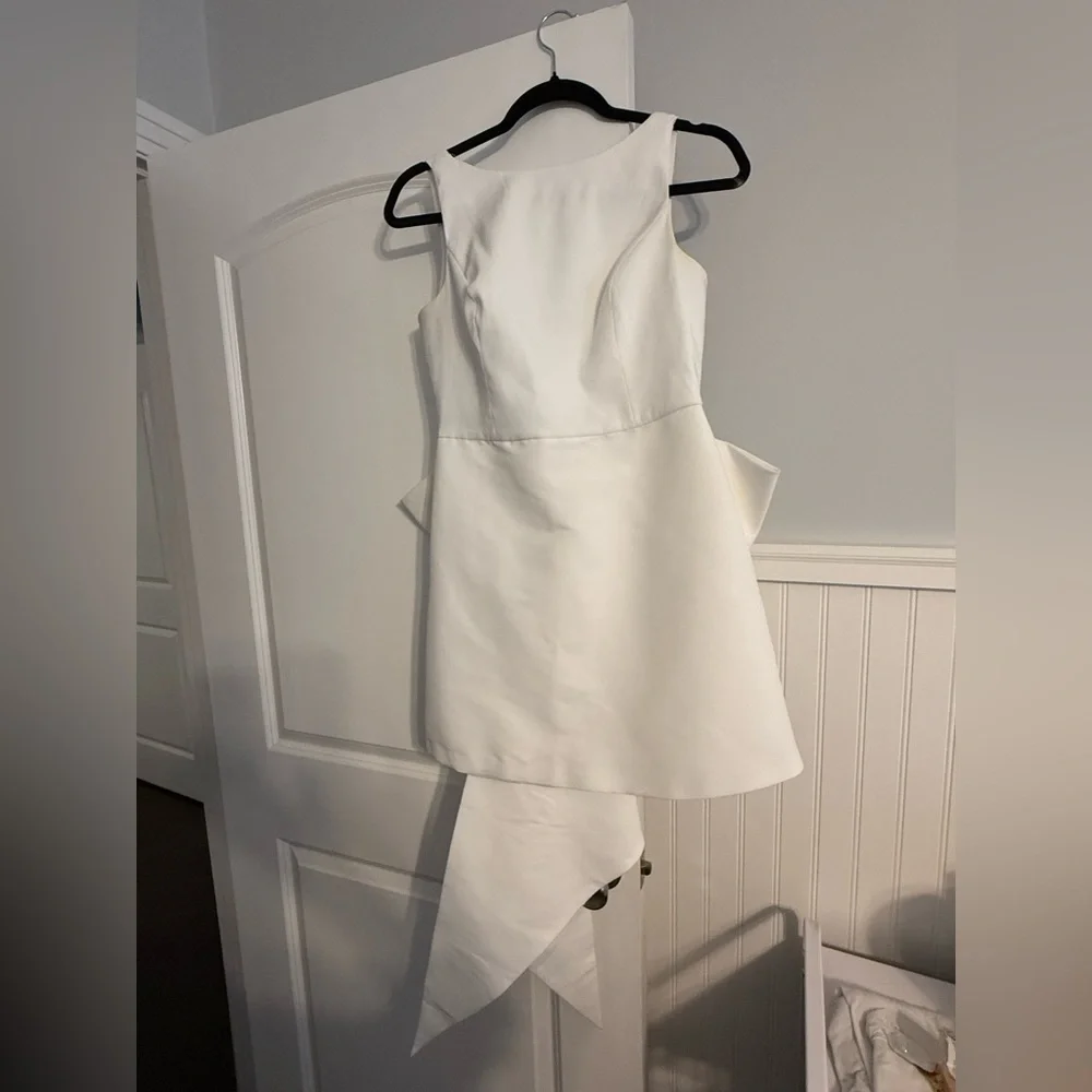 Sachin & Babi size 4 white dress with removable bow. - Picture 1 of 3